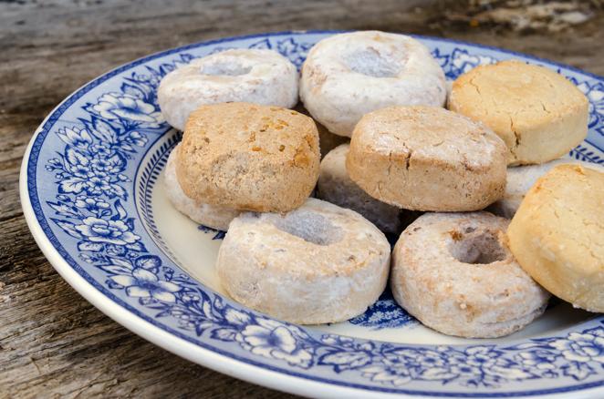 Roscos de vino. Este dulce navideño de 515 Kcal por cada 100 gramos tiene 25 gramos de grasas de las que 2,8 gramos son saturadas. También aporta 65 gramos de hidratos de carbono, 26 de ellos azúcares.