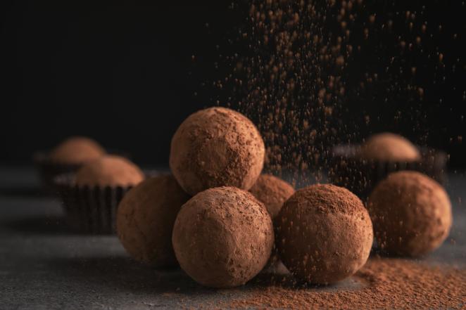 Trufas al cacao. Tienen 571 Kcal por cada 100 gramos. Además, se componen de 40 gramos de grasas de las que 32 gramos son saturadas. De cada 100 gramos de este dulce, 44 son hidratos de carbono. Y de estos, 43 gramos son azúcares.
