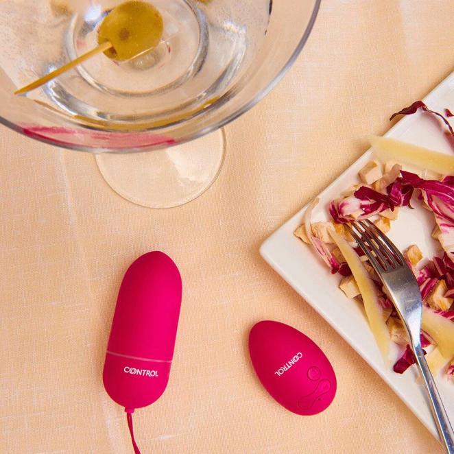 Juguete sexual remoto. Si eres de esos que hacen regalos a otros en los que se incluyen también, el juguete sexual remote Wireless de Control es el regalo ideal para hacerle a tu pareja esta Navidad. Además hará que compartáis más placer y experiencias únicas usándolo en lugares inimaginables y haciendo que recordéis para siempre este regalo especial. Precio: 24,95€