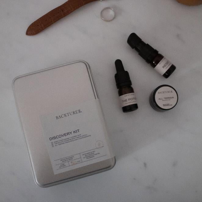 Discovery Kit de Backture Organics (37 €). Backture Organics es una marca española de alta cosmética orgánica para hombres. Con este set podrás probar sus productos. La lata de aluminio incluye mini talla de 5 ml del limpiador Reset, mini talla de 5 ml del sérum nutritivo The Potion, mini talla de 5 ml de la crema hidratante All Terrain, bolsita de algodón y tarjeta informativa de cada producto para que puedas descubrir esta nueva firma.