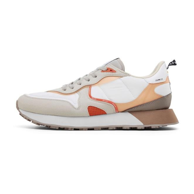 Calma 2.0 de Duuo. Esta zapatilla es la evolución y reinterpretación del modelo Calma de la firma Duuo que destaca por su silueta de archivo con un toque más fresco cargado de volumen. Precio: 99 euros.
