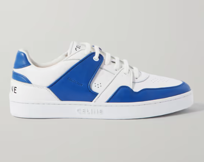 CT-04 de Celine Homme. Su simplicidad gráfica es lo que hace tan especial estas zapatillas de cuero blanco con paneles laterales azules que recuerdan sutilmente los arcos del logo de la firma. Precio: 620 euros.