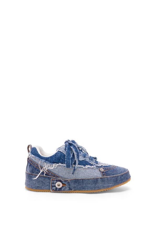 Zapatilla denim de Loewe. O la amas, o la odias. No hay término medio con esta zapatilla deconstruida con cordones, empeine suave confeccionado en patchwork de tejido denim con bordes deshilachados y botón con logotipo de Loewe. Precio: 790 euros.