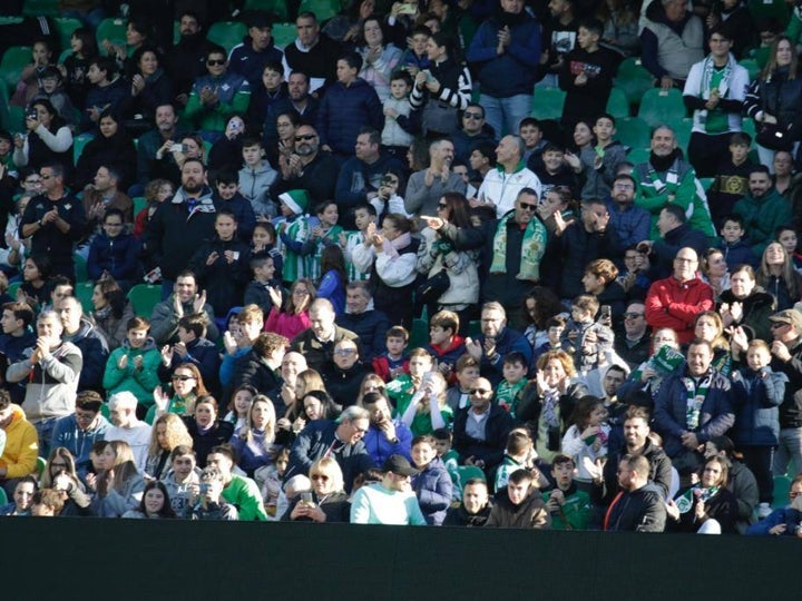 El Betis reúne a 17.000 aficionados en el entrenamiento a puerta abierta este lunes