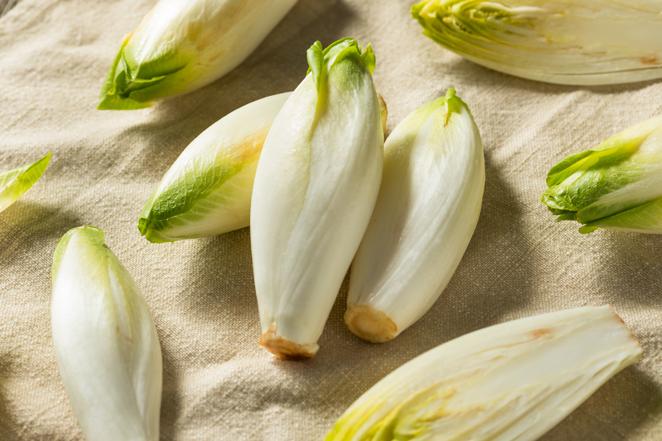 Endibia. Las hojas de las <a href="https://www.abc.es/bienestar/alimentacion/recetas-saludables/abci-esto-explica-endivia-siempre-come-navidad-201912251005_noticia.html" target="_blank">endivias </a>suelen consumirse en ensaladas pero también se pueden encontrar cocidas, siendo consideradas depurativas. La raíz es muy rica en principios amargos, como la intibina, inulina y sales minerales. ¿Cómo se consigue el color de las hojas? Privando a la planta de luz solar (se trata de una planta de cultivo forzado y artificial).