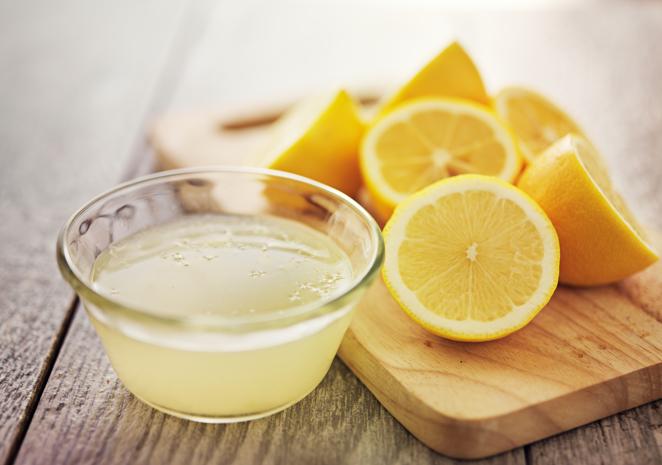 Limón. Es uno de los cítricos más famosos, junto con la <a href="https://www.abc.es/bienestar/alimentacion/recetas-saludables/abci-alimento-temporada-receta-para-convertir-naranja-primer-plato-201912040256_noticia.html" target="_blank">naranja</a>, y está en estado óptimo durante todo el año. Sin embargo, hay que estar pendiente a de cómo se presenta la pieza, ya que algunas pueden estar deshidratadas o blandas. Al igual que la lima, es una fruta rica en vitamina C y tiene propiedades <a href="https://www.abc.es/bienestar/alimentacion/abci-alimentos-ricos-antioxidantes-frenan-303295561009-20191110030508_galeria.html" target="_blank">antioxidantes</a>. Un truco para guardar el <a href="https://www.abc.es/bienestar/psicologia-sexo/psicologia/abci-cuando-olemos-limon-sentimos-mas-delgados-201912220138_noticia.html" target="_blank">limón </a>y evitar que se reseque es tapar la mitad con la otra que hayamos cortado, uniéndolas con un palillo.