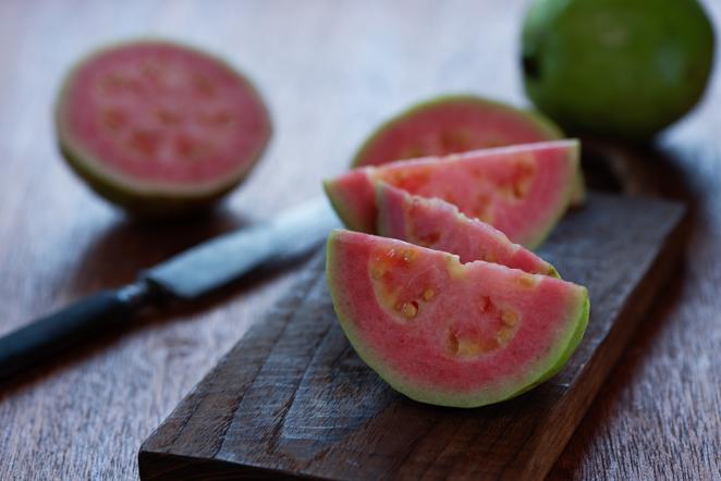 Guayaba. Aunque se puede consumir fresca, habitualmente se destina a la elaboración de conservas, bebidas, dulces, pasteles y especialmente para la preparación de la famosa jalea llamada «pasta de guayaba», muy extendida en el trópico y que es similar a la carne de membrillo. La guayaba contiene 72 ug de vitaminas A, 273 mg de vitamina C, 290 mg de fósforo y 17 mg de calcio, todo ello por cada 100 gramos del producto.
