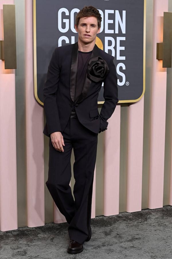 Eddie Redmayne en la alfombra roja de los Globo de Oro 2023. Uno de los hombres más elegantes de la noche fue el actor británico nominado por su papel en la película 'El ángel de la muerte'. Escogió un espectacular traje de Valentino que destacaba por su gran flor en la solapa.
