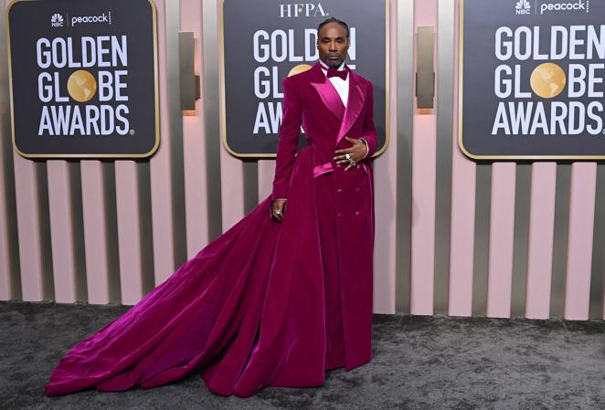 Billy Porter en la alfombra roja de los Globo de Oro 2023. El actor estadounidense se convirtió en el protagonista de la alfombra roja con un vestido-abrigo esmoquin en color magenta.