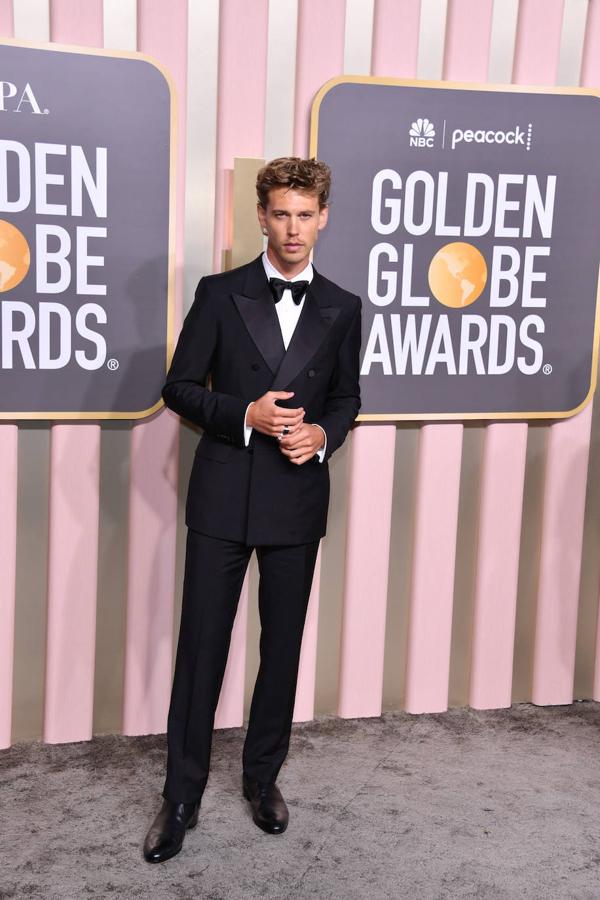 Austin Butler con esmoquin en los Globos de Oro. El actor, que recibió el premio por encarnar a Elvis, ha escogido un esmoquin de Gucci que le sentaba como un guante.