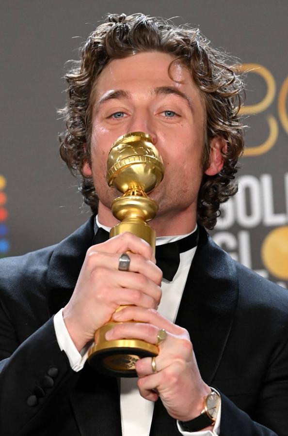 Jeremy Allen White en los Globos de Oro 2023. El actor lució un reloj de Vacheron Constantin.