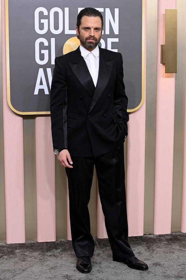 Sebastian Stan en los Globos de Oro 2023. El actor de origen rumano posó impecable en la alfombra roja con esmoquin negro y peinado con acabado 'wet'.