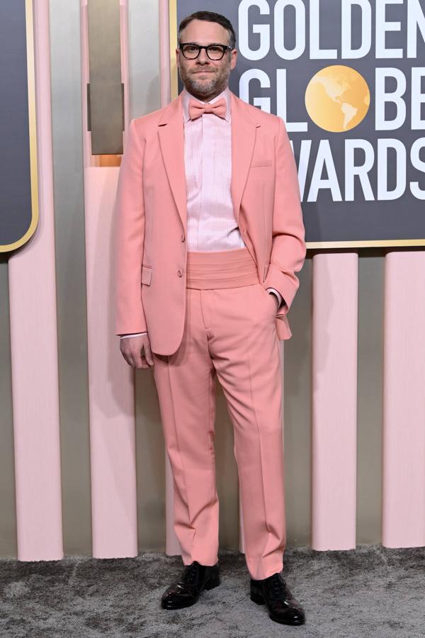 Seth Rogen en la alfombra roja de los Globos de Oro 2023. El actor canadiense sorprendió con un esmoquin en color rosa.