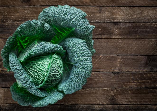 Col rizada. La col rizada es un vegetal de lo más completo. No solo es una buena fuente de <a href="https://www.abc.es/bienestar/alimentacion/abci-hidratacion-alimentos-y-habitos-ayudan-combatir-calor-202107231241_noticia.html" target="_blank">hidratación </a>(contiene 90 gramos de agua por cada 100 gramos), también vitamina A (165,83 ug), <a href="https://www.abc.es/bienestar/alimentacion/abci-falsos-mitos-vitamina-alimentos-tienen-y-como-tomarla-202210090042_noticia.html" target="_blank">vitamina C</a> (62 mg) calcio (53 mg), <a href="https://www.abc.es/bienestar/alimentacion/abci-potasio-202112231548_noticia.html" target="_blank">potasio </a>(320 mg), fósforo (44 mg) y <a href="https://www.abc.es/bienestar/alimentacion/abci-hierro-202007140928_noticia.html" target="_blank">hierro </a>(1,1 mg), según datos de la Bedca.