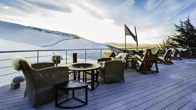 Terraza con vistas a Sierra Nevada. El hotel Lodge Ski &amp; Spa también cuenta con una terraza con acceso directo a las pistas y donde poder tomar un almuerzo o disfrutar de un merecido descanso al calor de sus mantas de piel ecológica.