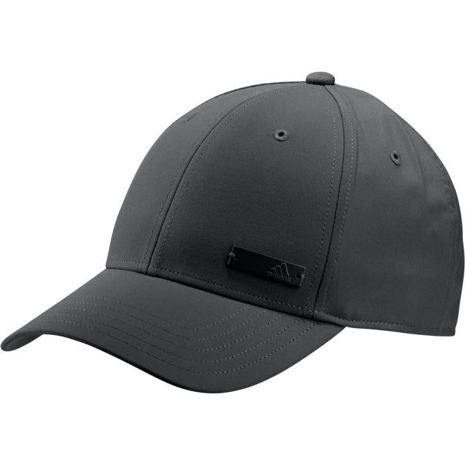 Gorra. Gorra negra de Adidas disponible en Amazon: 17,99 euros.