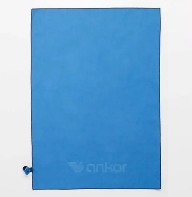 Toalla. Son muchos los gimnasios que ofrecen toallas, pero no está de más que en la bolsa deportiva tengamos una. Esta de Sprinter está disponible por 4,99 euros.