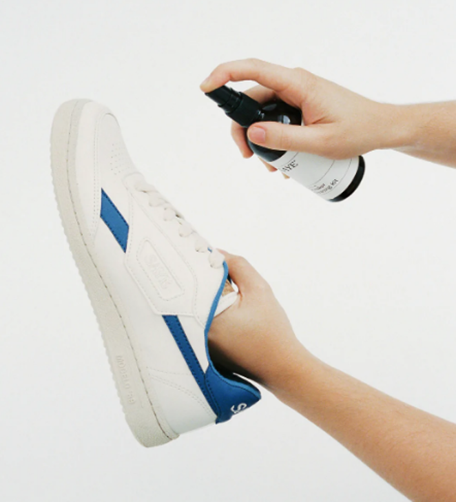 Para una mejor limpieza. Es indispensable el kit de limpieza de Saye. Se trata de una solución pulverizadora que hay que dejar actuar al menos 20 minutos. Disponible por 20 euros.