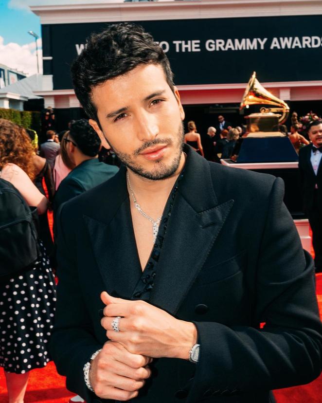 Sebastian Yatra con joyas de Cartier. El artista ha lucido brazelete, collar y anillo de la firma alta joyería Cartier, así como un lujoso reloj.