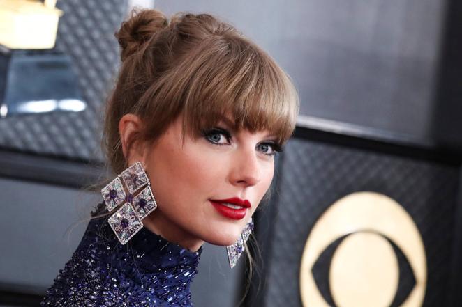 Taylor Swift con joyas valoradas en 3 millones de dólares. La cantante ha elegido unos espectaculares pendientes de Lorraine Schwartz confeccionados con zafiros morados, turmalinas y diamantes. Además, ha llevado varios anillos. Según han publicado algunos medios internacionales el valor de sus joyas asciende a 3 millones de dólares.