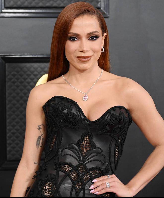 Anitta con joyas de Tiffany &amp; Co. La cantante brasileña combinó su vestido con colgante de kunzita de 12 quilates en platino y diamantes, aretes de aro en platino con diamantes, un brazalete Tiffany Victoria® Cluster Tennis y anillos Tiffany T y Victoria.