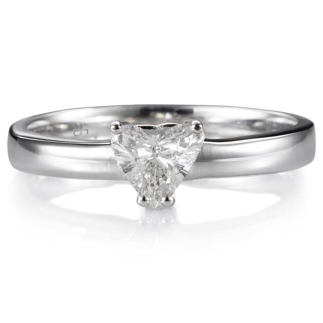 Solitario colección DeSigno de Chocron Joyeros (2.840 €).. Oro blanco y diamante talla corazón de 0,38 quilates.