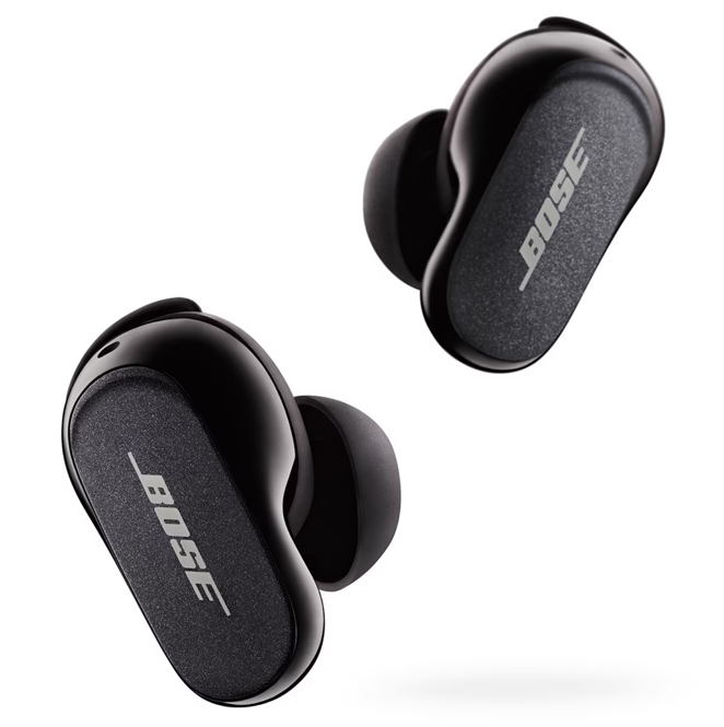 Bose QuietComfort Earbuds. Con los nuevos Bose QuietComfort Earbuds se puede obtener la mejor calidad de sonido gracias a la tecnología CustomTune que lo ajusta automáticamente al gusto de tus oídos. Así, los auriculares internos envían un tono para conocer la forma única del canal auditivo del usuario, el tono rebota y es captado por los micrófonos integrados y, a continuación, los auriculares optimizan la cancelación de ruido y el rendimiento del sonido. Incluye el modo silencio, con cancelación de ruido total, y el consciente, que genera la suficiente transparencia para oír el entorno o entablar una conversación. Además, cuenta con micrófonos integrados que filtran el ruido ambiental y ecualización ajustable que controla los niveles de graves, medios y agudos mientras te desplazas y que se puede gestionar a través de la app Bose Music. Este modelo aguanta hasta 6 horas por carga y su estuche ofrece tres cargas adicionales. Se pueden comprar en El Corte Inglés por 319 euros.