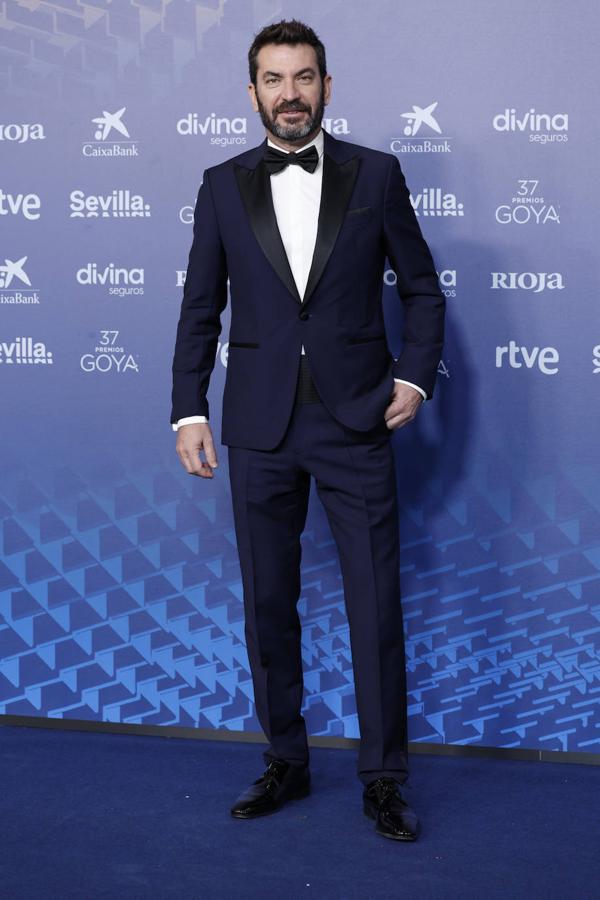 Arturo Valls en los Goya 2023. El actor y presentador Arturo Valls escogió un esmoquin en color azul noche con detalles en negro combinado con camisa blanca, de la actual temporada de BOSS.