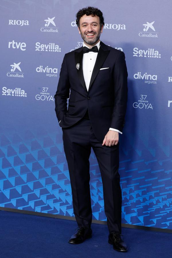 Rodrigo Sorogoyen en los Goya 2023. El director de cine se ha decantado por un elegante esmoquin de Pedro del Hierro.