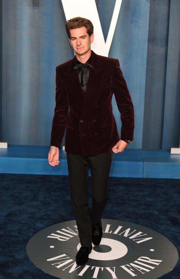 Andrew Garfield en el 2022. Saint Laurent también está detrás del traje cruzado con camisa con lazada que lució Andrew Garfield, convirtiéndose asi en uno de los asistentes más elegantes.