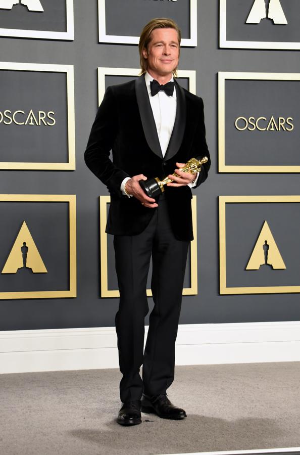 Brad Pitt en el 2020. Brioni firmó el esmoquin repleto de detalles con el que Brad Pitt recogió su Oscar a Mejor Actor de Reparto por su papel en Once Upon a Time in Hollywood.
