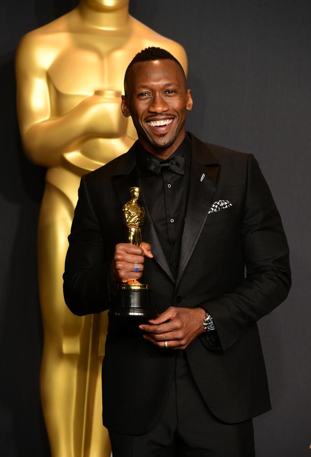 Mahershala Ali en el 2017. Mahershala Ali, uno de los actores más elegantes que ha pasado por la alfombra roja de los Oscar. En la imagen, en el 2017 cuando se hizo con una de las estatuillas.