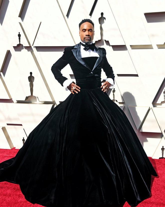 Billy Porter en el 2019. Billy Porter pisó la alfombra roja de los Oscar en 2019 enfundado en un diseño de terciopelo negro de Christian Siriano mitad vestido, mitad esmoquin y fue toda una revolución. "Mi objetivo es ser una pieza de arte político cada vez que aparezca", explicó el actor en su momento.