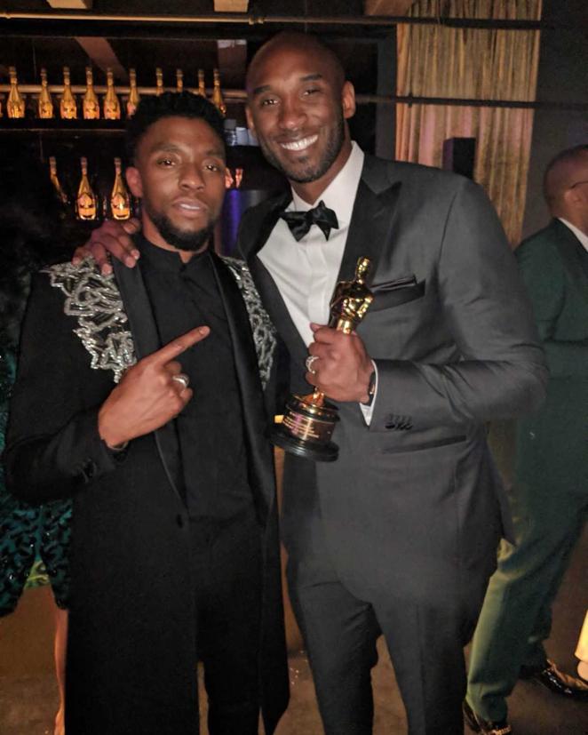 Chadwick Boseman en el 2018. El actor Chadwick Boseman apostó por Givenchy en la gala de los Oscar del año 2018 con un traje en el que la chaqueta cobraba todo el protagonismo por los brillos con los que se adornaba. En la imagen se le ve tras la ceremonia junto al deportista Kobe Briant.
