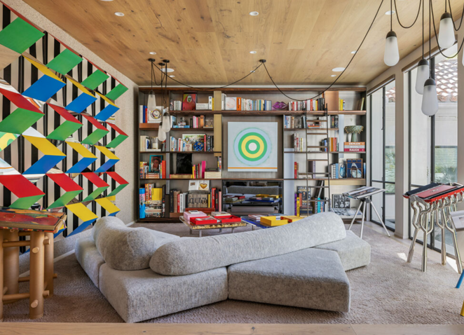 Así es la mansión que vende Eva Longoria. Destacan los techos altos, los grandes ventanales que inundan de luz natural las diferentes estancias, las puertas de entrada lacadas en rojo, su decoración con texturas cálidas y orgánicas y acabados de lujo y sus suelos de madera de roble.