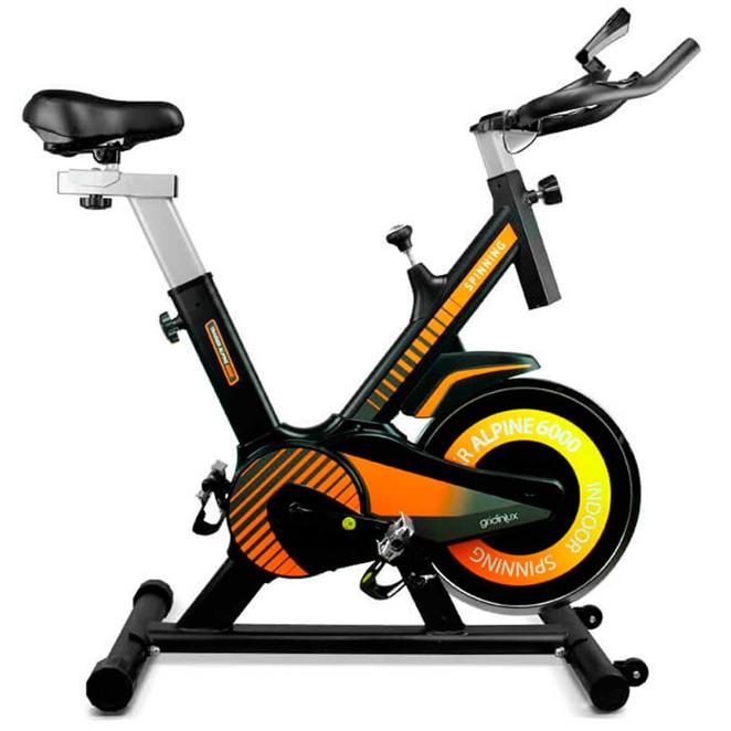 Bicicleta estática. Un regalo sin igual: una bicicleta Ciclo Indoor Trainer ALPINE 6000 donde se puede ajustar la altura del manillar y la altura y posición horizontal del sillín para adaptar el dispositivo a la postura ideal de entrenamiento. Disponible en <a href="https://www.conforama.es/" target="_blank">conforama.es</a>.