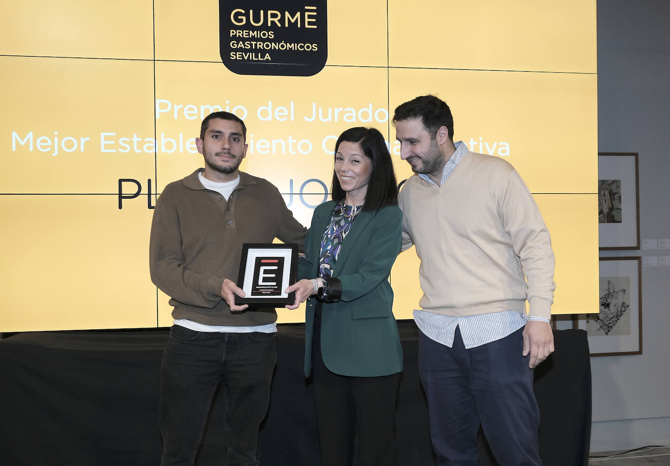 Premio al Mejor Establecimiento de Cocina Creativa correspondiente al jurado: Plato Jondo. Elisa Martínez de Ubago Uceda, directora comercial de Picking Market, entrega el premio. Javier Vargas Vargas, propietario y chef de Plato Jondo, recoge el premio