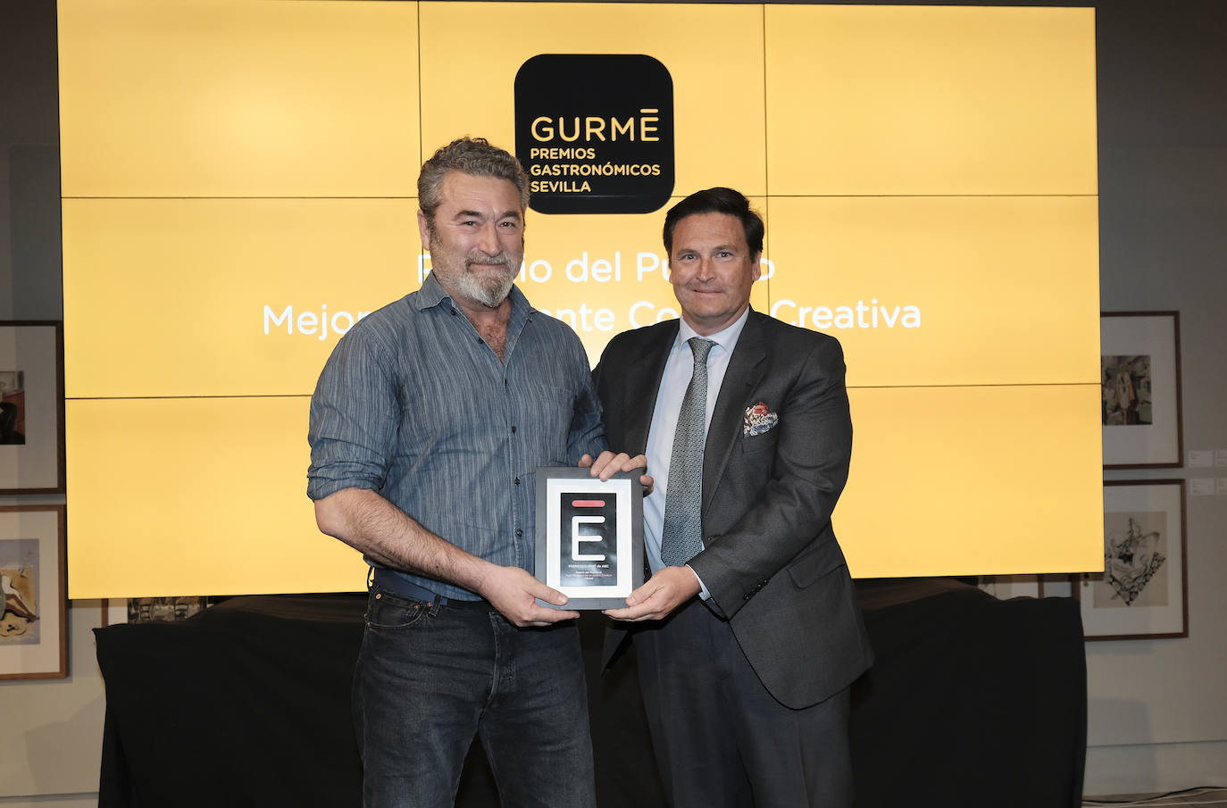 Premio al Mejor Restaurante de Cocina Creativa correspondiente al público: Tribeca. Vicente Ramos, gerente regional de Andalucía Occidental de González Byass, entrega el premio. Pedro Giménez, propietario de Tribeca, recoge el premio