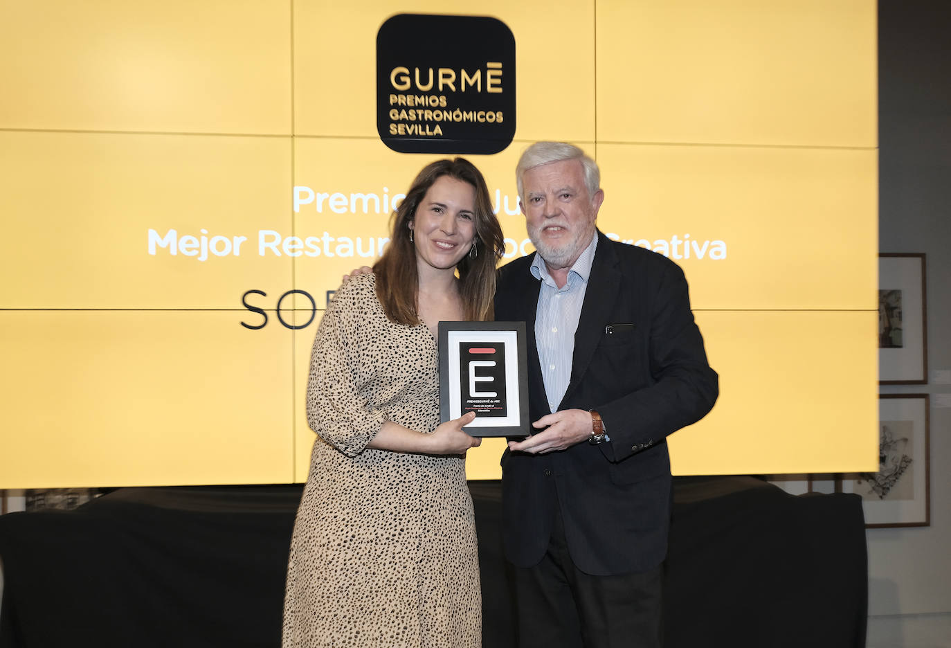 Premio al Mejor Restaurante de Cocina Creativa correspondiente al jurado: Sobretablas. Carlos Maribona, crítico de ABC, entrega el premio. Camila Ferraro, propietaria de Sobretablas, recoge el premio