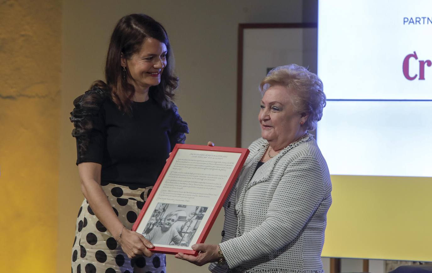 Isabel Aguilar, periodista de ABC,  entrega la Mención Especial de los Premios Gurmé a la Chari