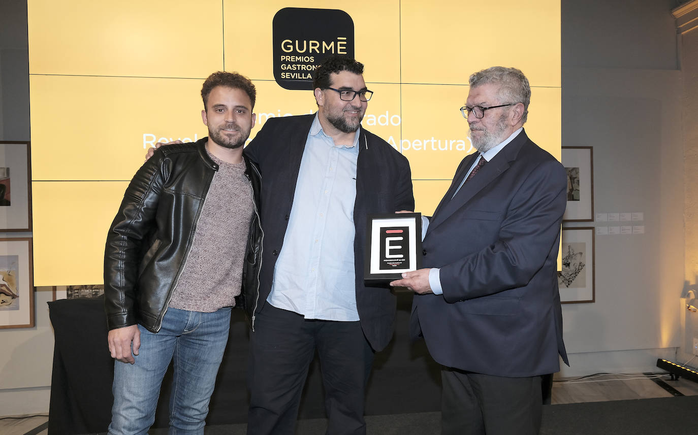 Premio a la Mejor Apertura correspondiente al jurado: Manzil Restaurante. Antonio Fontán, presidente de Guadalimón, entrega el premio. Juan Andrés Morilla, chef de Manzil Restaurante, recoge el premio