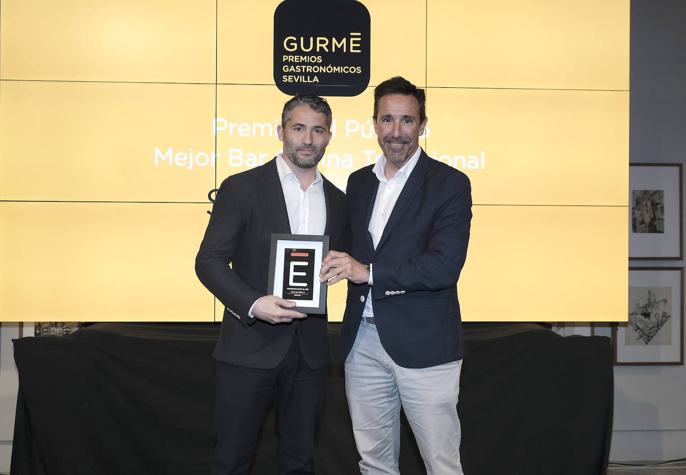 Premio al Mejor Bar de Cocina Tradicional correspondiente al público: Salmedina. Mario Centeno Jiménez, delegado comercial de Coca Cola en Sevilla, entrega el premio. Jaime Guardiola, propietario de Salmedina, recoge el premio