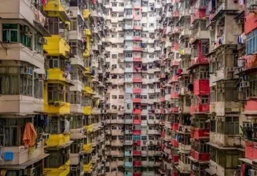 El Monster Building es un grupo de cinco edificios conectados en Hong Kong
