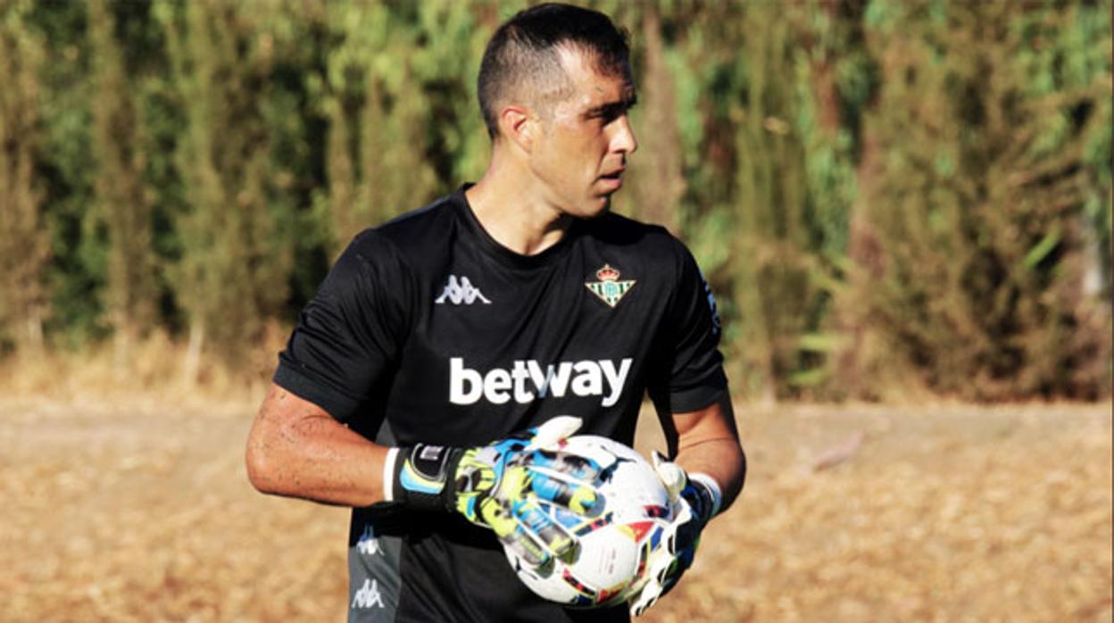 Claudio Bravo, durante un entrenamiento con el Betis