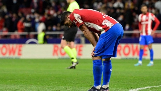 La derrota del Atlético mantiene el colchón del Betis en puestos Champions