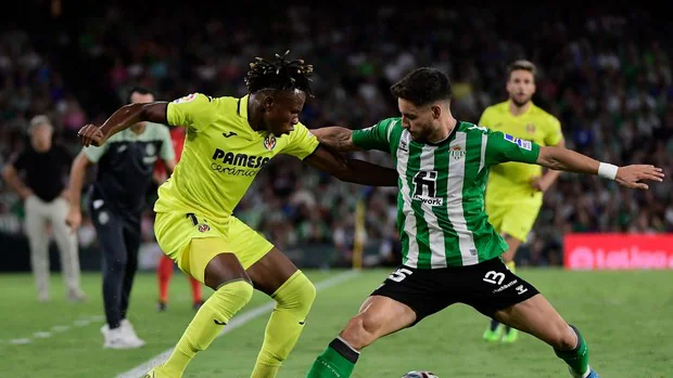 Ãlex Moreno pugna con Chukwueze en el Betis - Villarreal