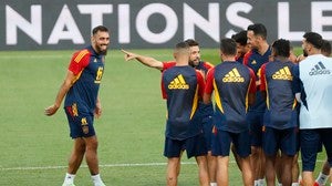 Borja Iglesias sonríe con sus compañeros durante el entrenamiento de la selección española en La Romareda