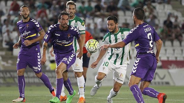 Florin Andone disputa un balón en el encuentro contra el Valladolid, en el Arcángel