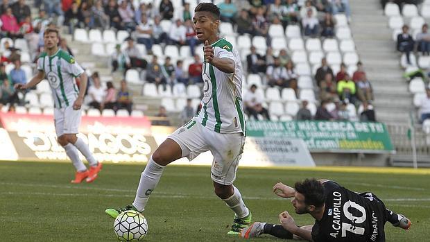 Eddy Silvestre conduce el cuero en el choque del domingo ante el Lugo