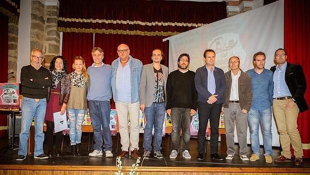 Los premiados, con algunos de los participantes en el ciclo